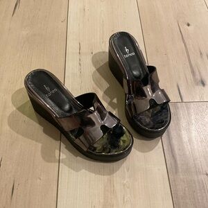 Very comfortable sandals in dark silver.
